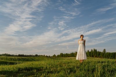 Stylizacja sukni boho - jakie dodatki wybrać, aby podkreślić swój look