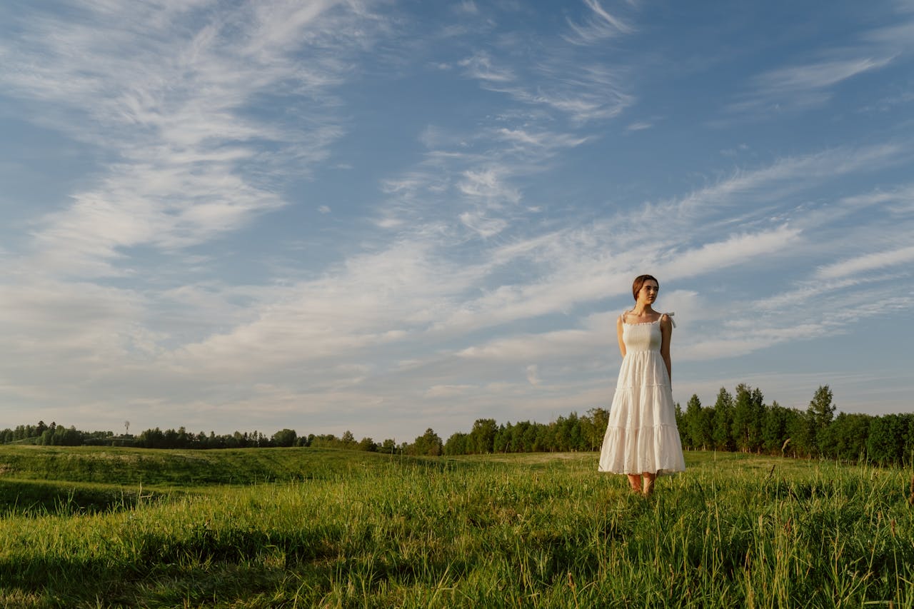 Stylizacja sukni boho – jakie dodatki wybrać, aby podkreślić swój look